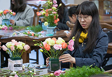汉学院 • 中亚学院分会成功举办“欣赏美 • 创造美”插花体验学习活动